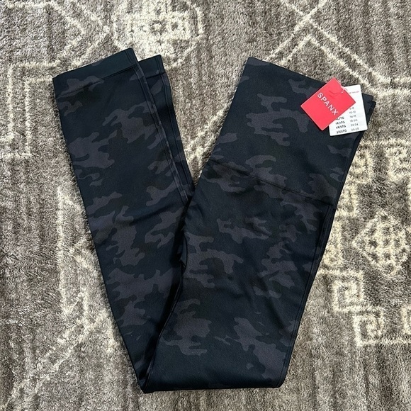 NWT Spanx Look At Me Now Leggings Seamless Black Camo - Picture 1 of 3